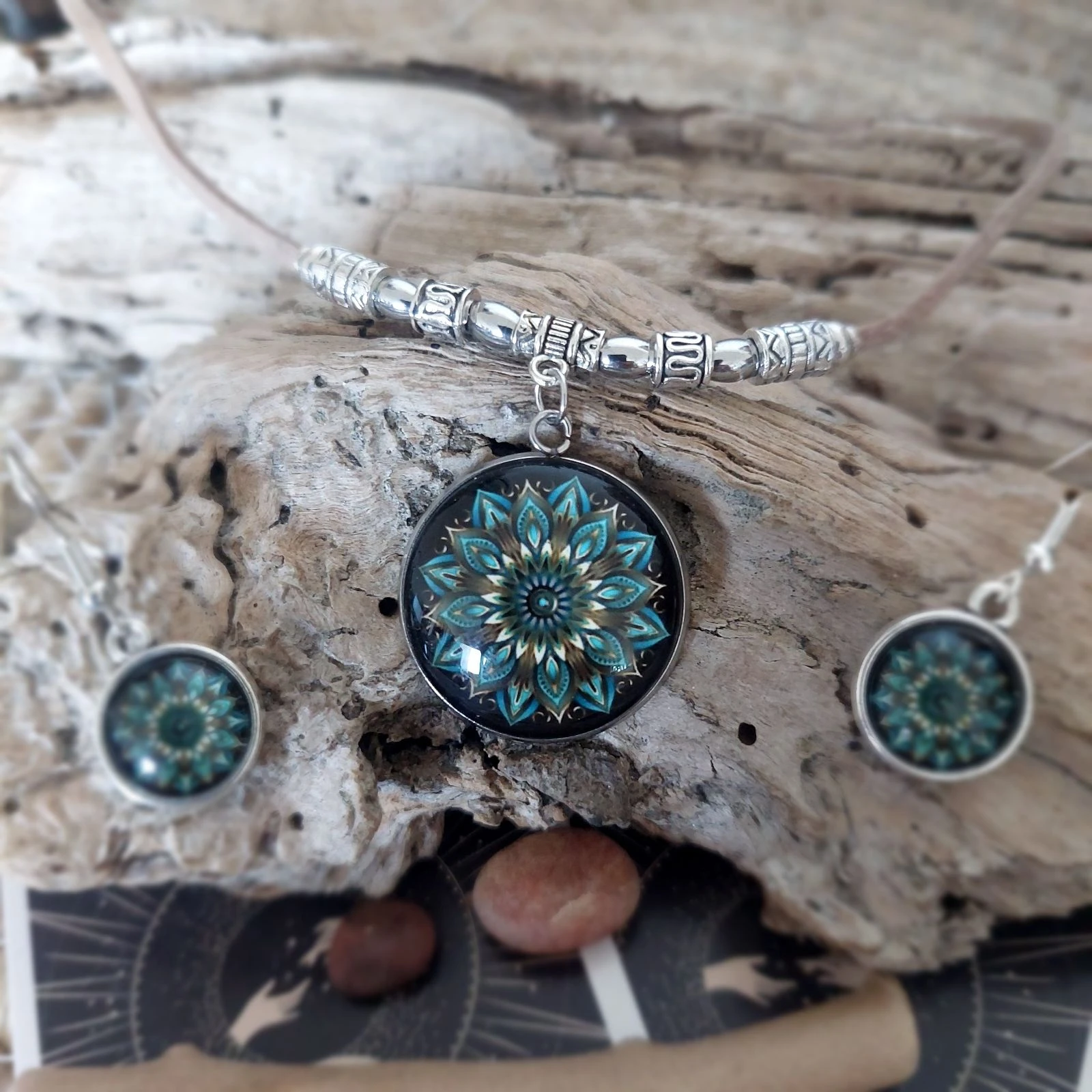 Parure boêmio, mandala cabochão de couro bege 45cm – photo 7